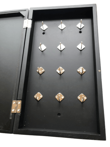 UNO NØGLESKAB I SORT MALET MASSIV EG