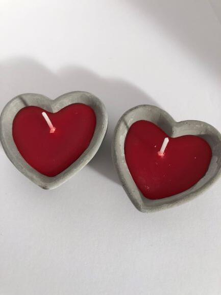 Rødt lys i cementkrukke